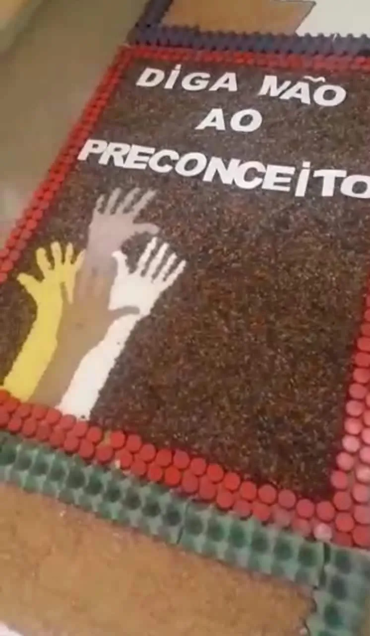 Detentas confeccionam tapete de Corpus Christi de 70 metros no presídio feminino de Colatina