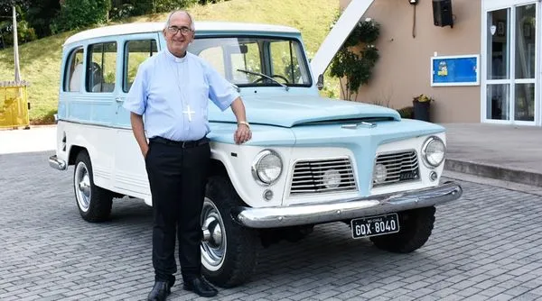 Ex-bispo da Diocese de Colatina sorteia carro relíquia de 47 anos para ajudar Igreja