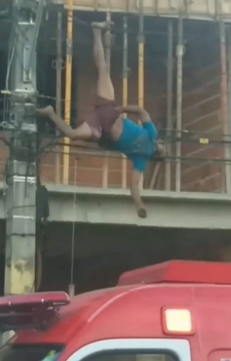 Homem sobe em poste, fica entrelaçado nos fios e tem que ser resgatado pelos bombeiros em Colatina. Veja o vídeo