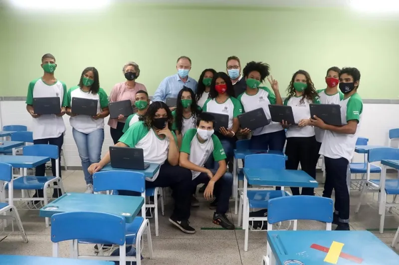 Governador Casagrande inicia entrega dos 60 mil chromebooks para alunos da Rede Estadual