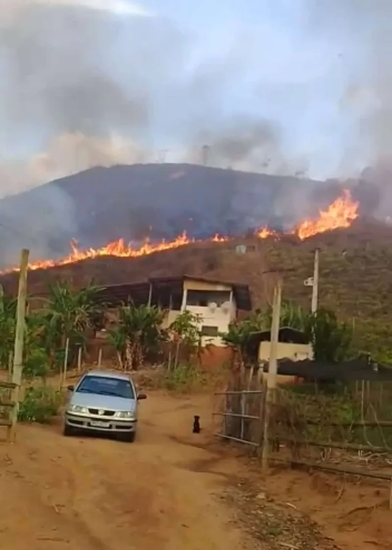 Corpo de Bombeiros trabalha intensamente para debelar incêndios provocados em Colatina. Veja o vídeo