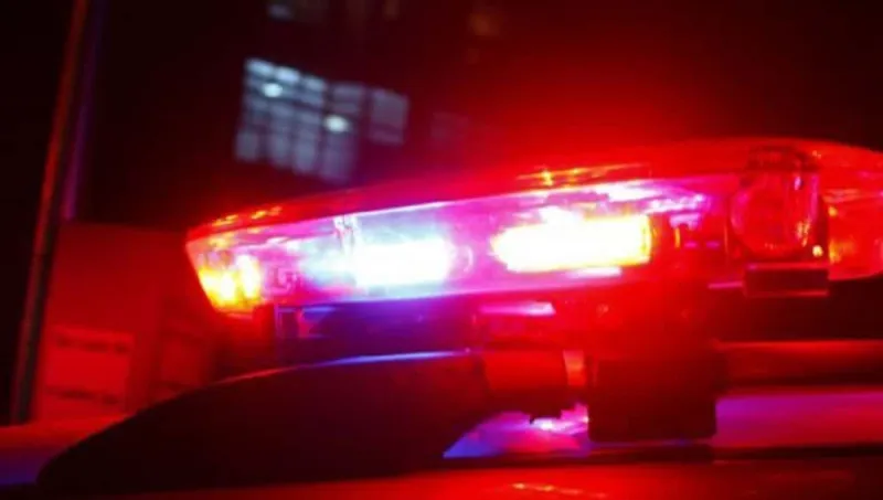 Homem é baleado enquanto conversava com amigos na rua, em Colatina