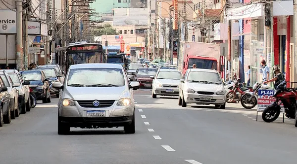 Motociclista perde o controle da direção e colide contra caminhão e carro na Avenida Sílvio Avidos em Colatina