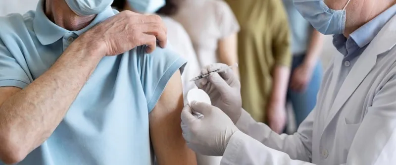 Governo do Estado: hospitais da rede estadual são orientados para vacinação da dose de reforço dos profissionais com 60 anos ou mais