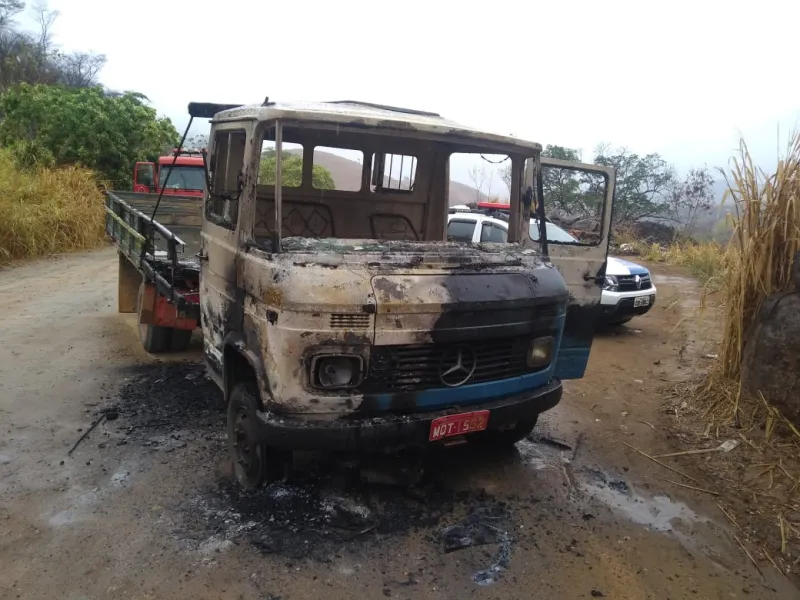 Caminhão carregado com sacas de café, roubado no interior de Colatina, é encontrado incendiado