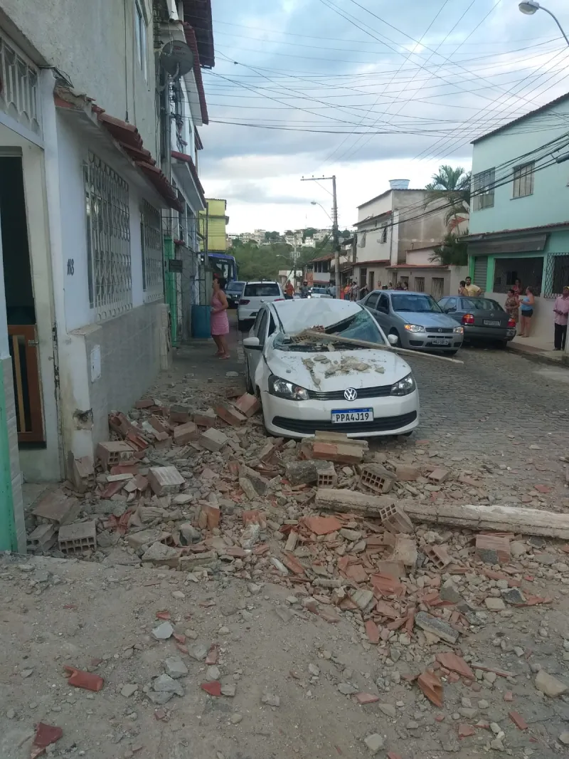 Coluna do terraço de um sobrado no bairro Nossa Senhora Aparecida desaba e atinge carro