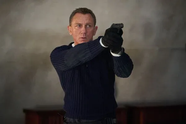 Lançado esta semana após cinco anos, filme de 007 é exibido em cinema de Colatina.