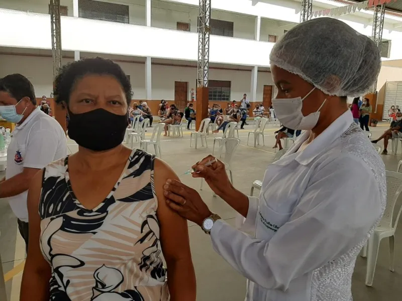 Espírito Santo é o estado com maior cobertura de doses de reforço em idosos