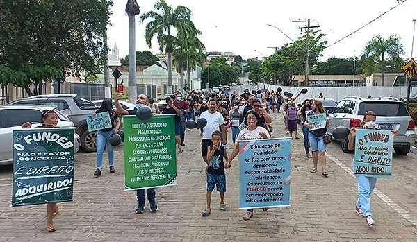 Professores protestam em passeata no município de Baixo Guandu