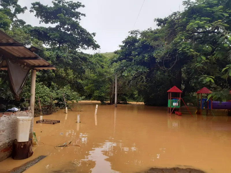Moradores da comunidade do Buraco da Comadre, em Vila Lenira, tem noite de tensão com cheia do Rio Santa Maria