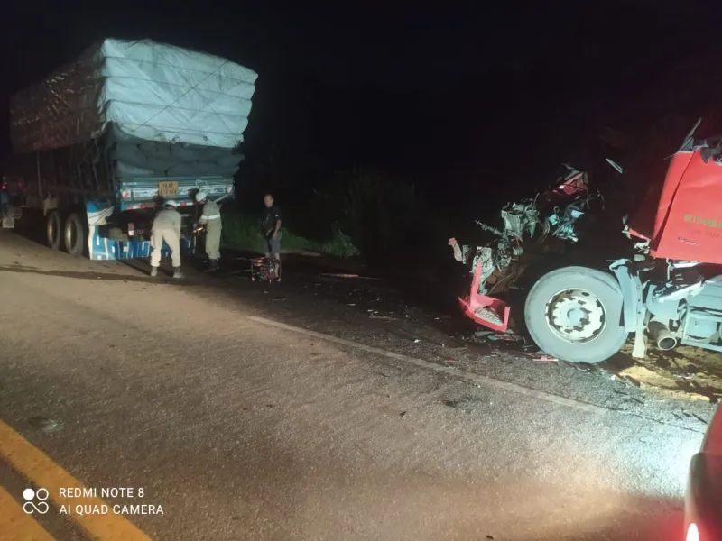 Carreta com pedra e caminhão carregado de carvão se envolvem em acidente em Colatina