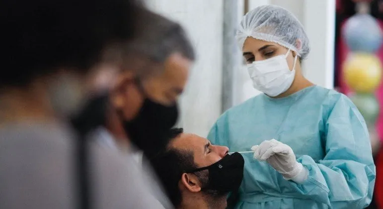 Casos de Covid aumentam. Adolescentes de 12 a 17 anos são vacinados nesta quinta-feira (2), em Colatina