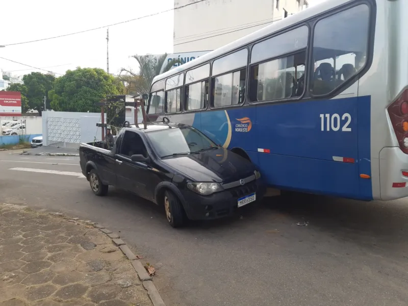 “Olhei a placa e pensei que fosse mão única”, diz motorista de ônibus após colisão contra utilitário em Colatina