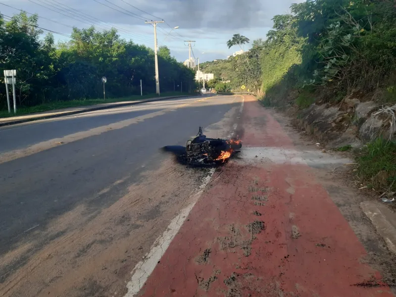 Vídeo: motocicleta fica totalmente destruída após pegar fogo entre os bairros Marista e Luiz Iglesias em Colatina
