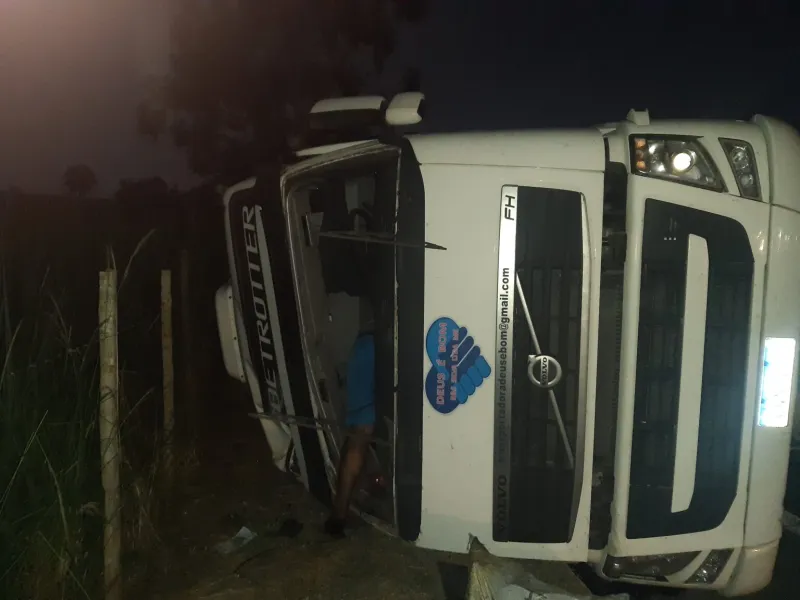 Carreta tomba após pneu estourar próximo a segunda ponte, em Colatina