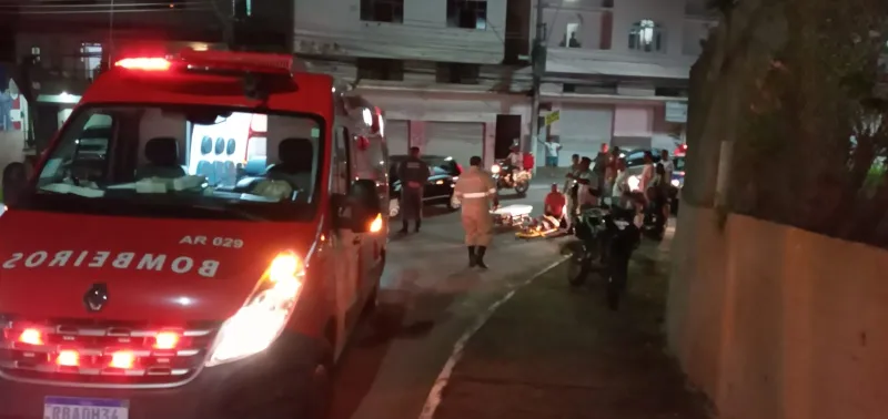 Motociclista e garupa caem após moto tombar no bairro Lacê em Colatina