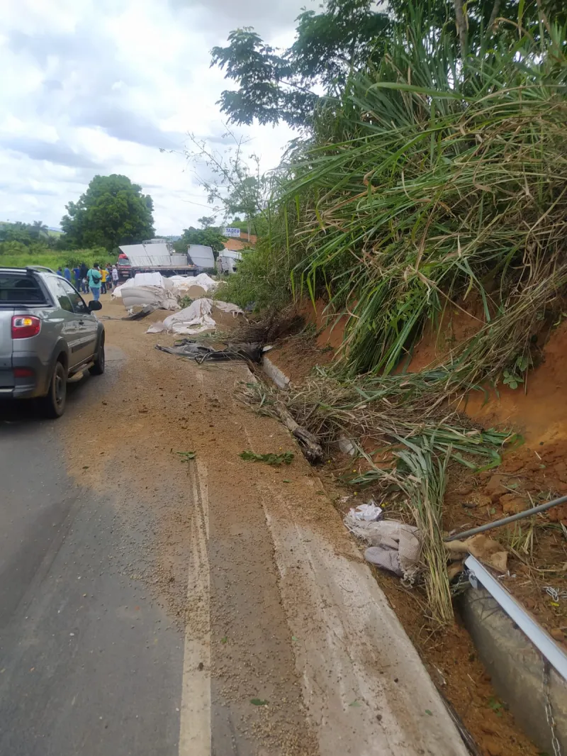 Vídeo: após caminhão carregado de café tombar, estrada entre Colatina e Marilândia é liberada