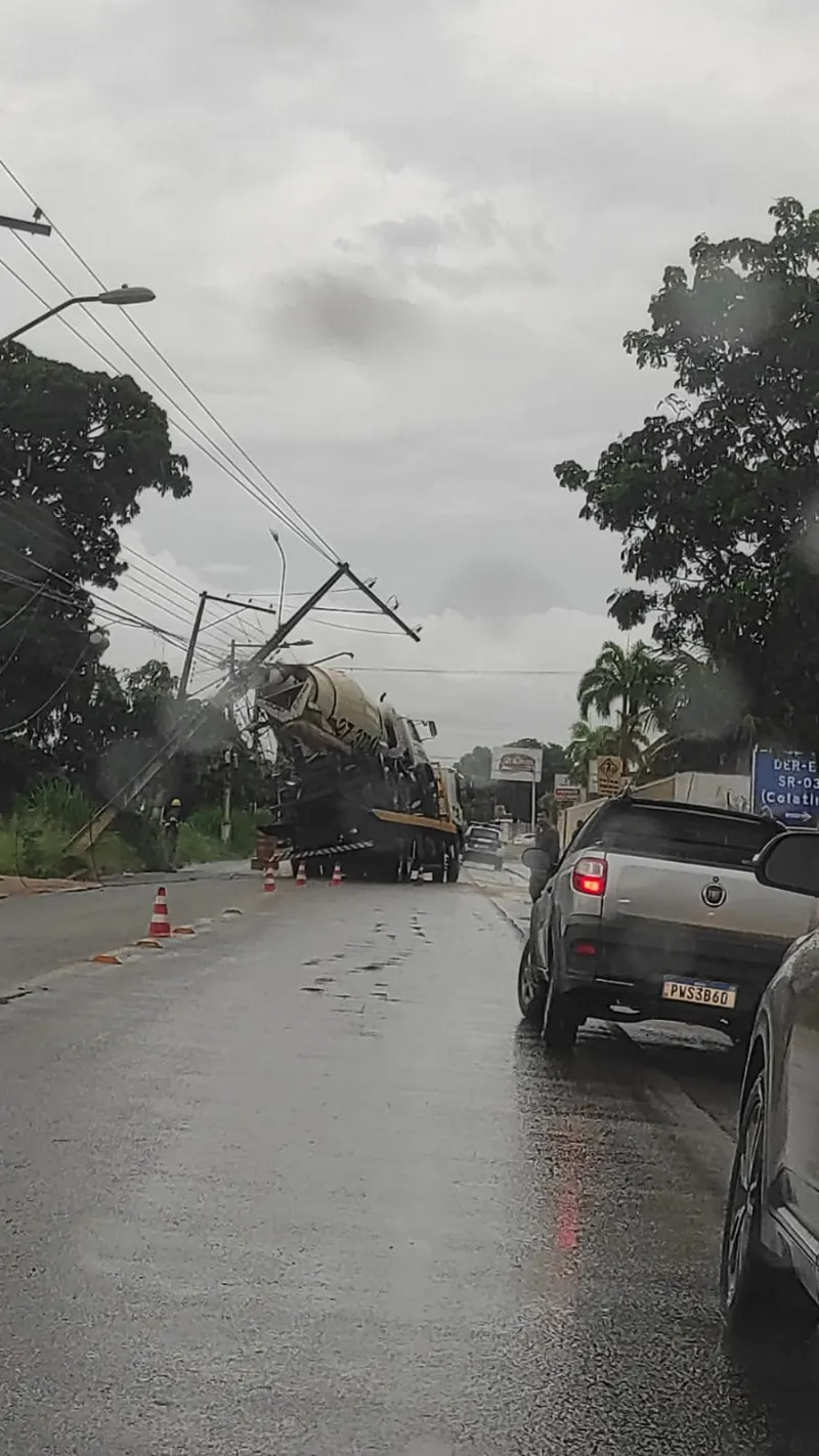 Vídeo: caminhão atinge fios e derruba poste no bairro IBC, em Colatina