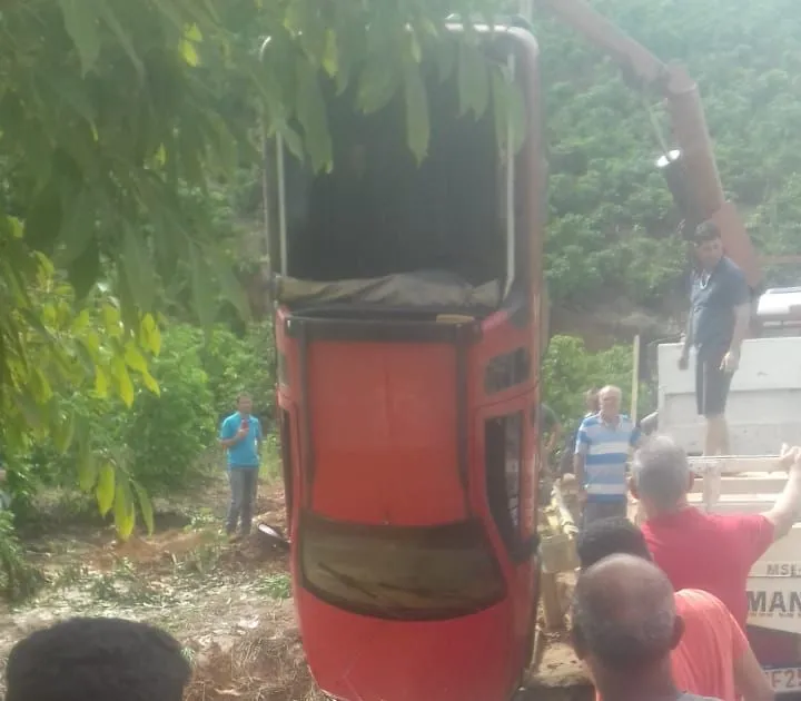 Carro capota, cai no rio e carona morre afogado em Governador Lindenberg