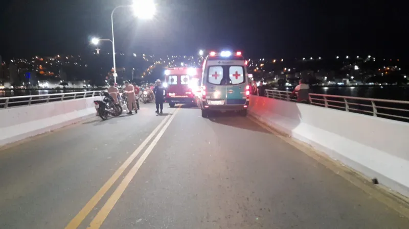 Vídeo: acidente entre duas motocicletas na ponte Florentino Avidos deixa mulher ferida e congestiona transito em Colatina