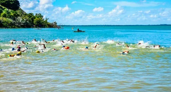 Atletas de Colatina participam da Travessia da Lagoa Juparanã a nado em Linhares