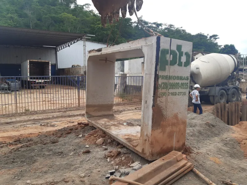 Risco de desmoronamento de parte da pista após retirada de manilha interdita a Gether Lopes de Farias, em Colatina