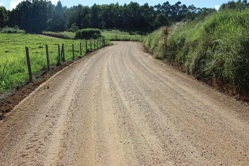 Caminhão carregado com resíduos de granito tomba no interior de Colatina