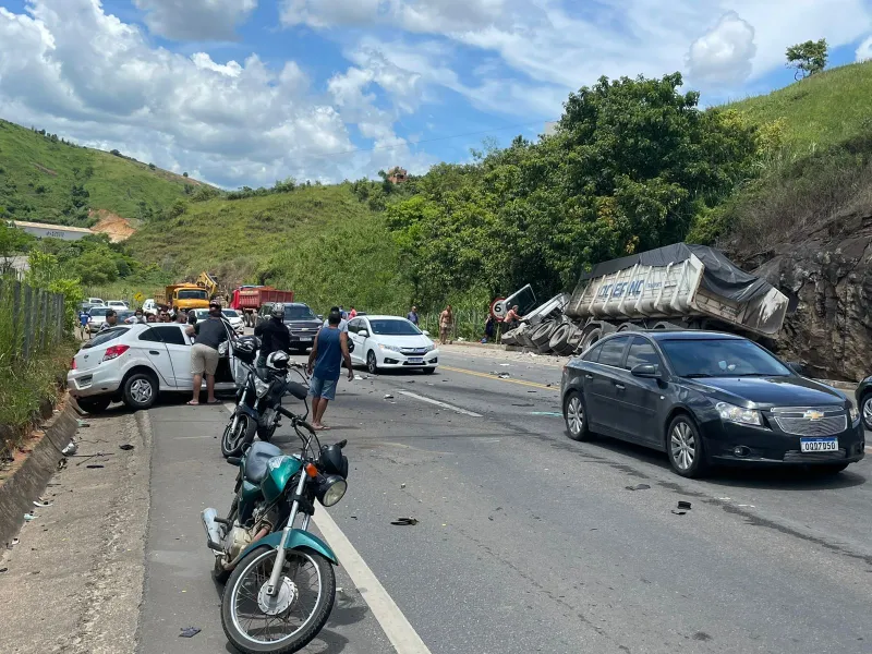 Vídeo: carro e carreta se envolvem em acidente em Colatina. Motorista fica preso às ferragens