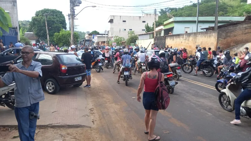 Manifestação nesta quinta (10) para trânsito no bairro Carlos Germano Naumann, em Colatina. Reunião entre administração, empresa e manifestantes é aguardada