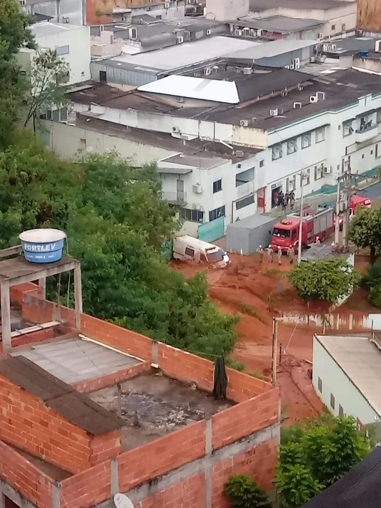 Vídeos: homem morre soterrado após caixa d’água romper e provocar deslizamento de terra em Colatina