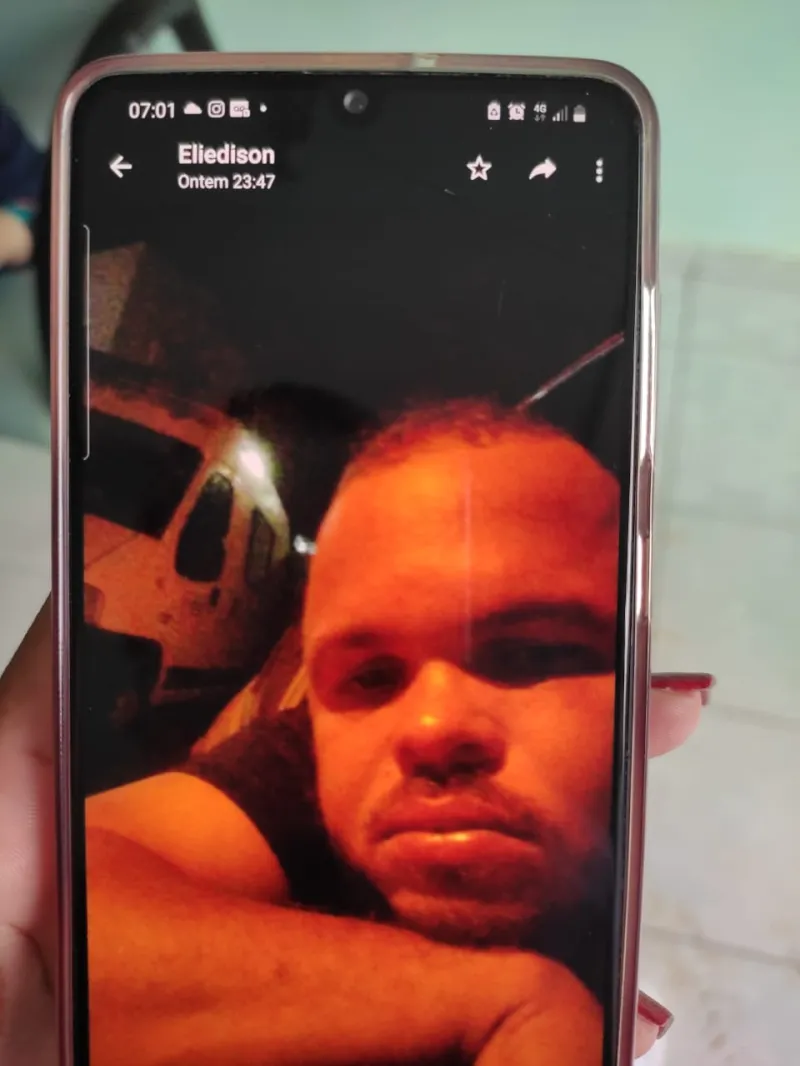 Foto de pai chorando por estar longe do filho, ajuda o resgate encontrar vítima soterrada em Colatina