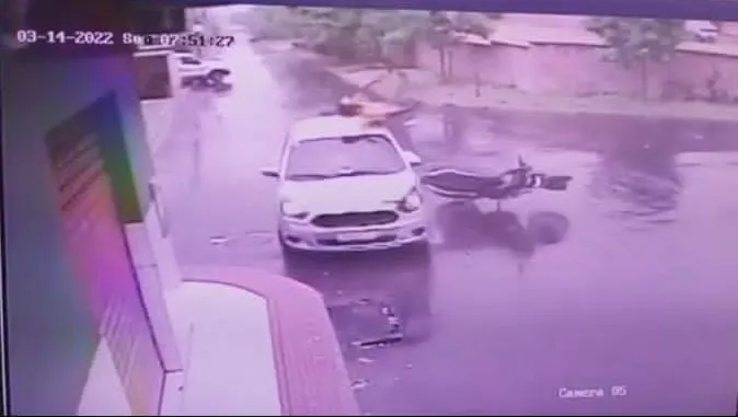 Vídeo incrível: motociclista cai de pé na calçada após colisão contra automóvel em Colatina