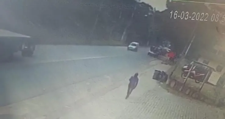 Vídeo: motociclista colide contra traseira de caminhão em Colatina e fica gravemente ferido