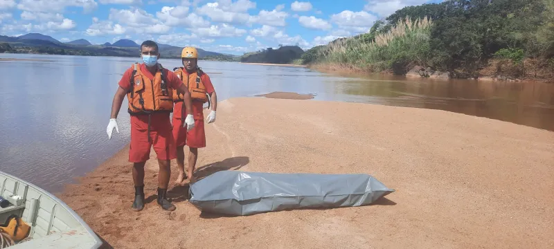 Corpo de homem que morreu afogado no Rio Doce é resgatado neste domingo (27) próximo à segunda ponte em Colatina