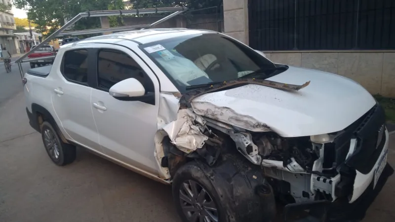 Motorista colide contra carreta estacionada indevidamente na Avenida Silvio Avidos e carona sofre ferimentos na cabeça, em Colatina