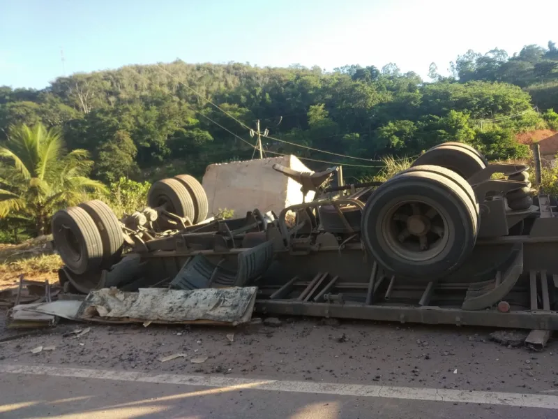 Motorista perde controle da direção de carreta e tomba em Colatina