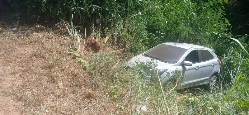 Motorista perde o controle da direção e carro cai em ribanceira após caminhoneiro pressionar ultrapassagem, em Colatina