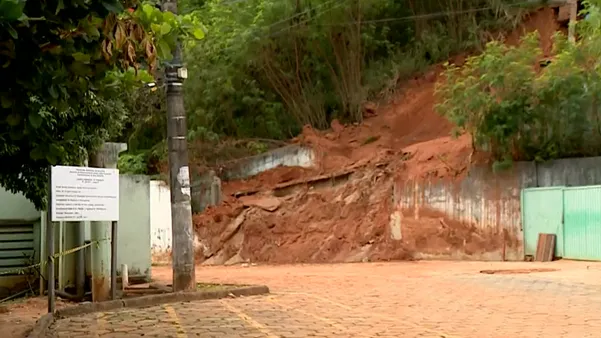 Vídeo: 16 dias após soterramento provocado por deslizamento, novo vazamento aparece em área de hospital em Colatina