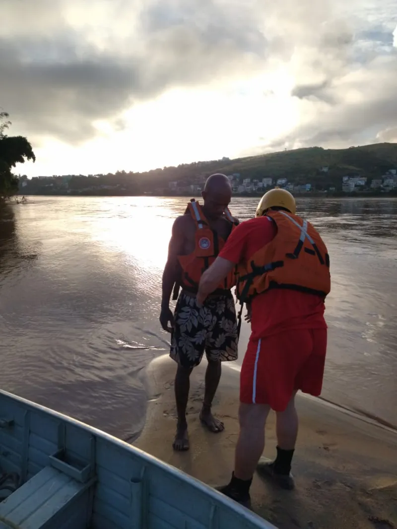 Homem pula da ponte do Rio Doce, às 5h30 da manhã e é resgatado pelo Corpo de Bombeiros em Colatina
