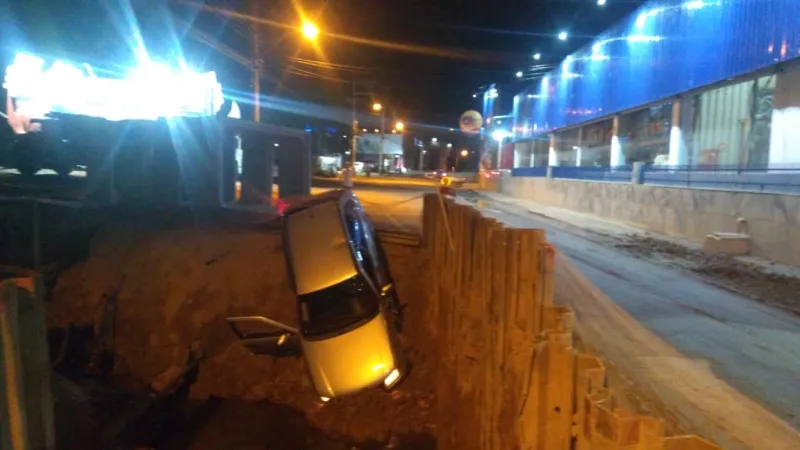 Após perseguição carro cai em valão e ocupantes são agredidos, em Colatina