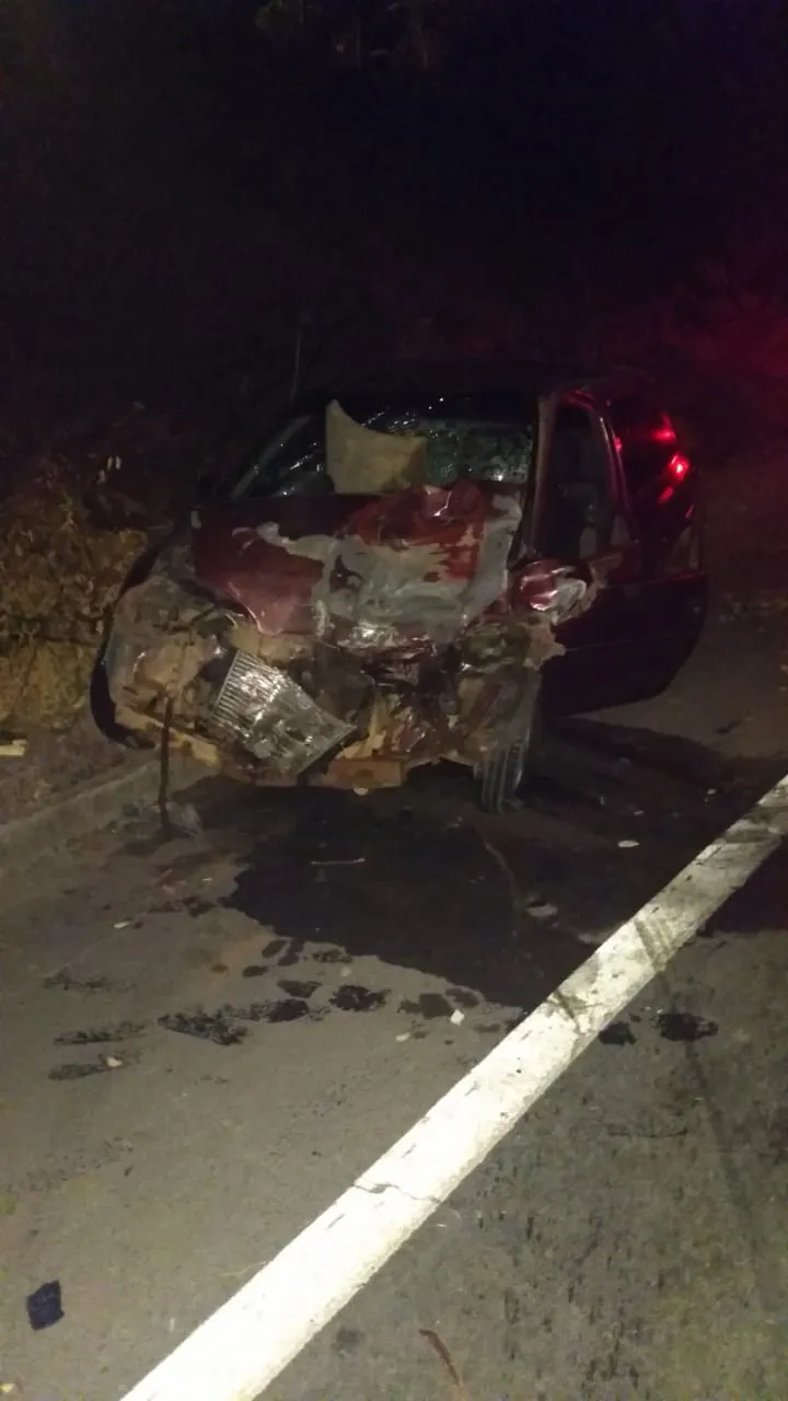 Hilux e Corsa colidem na estrada que liga Colatina a Baixo Guandu. Três pessoas foram socorridas
