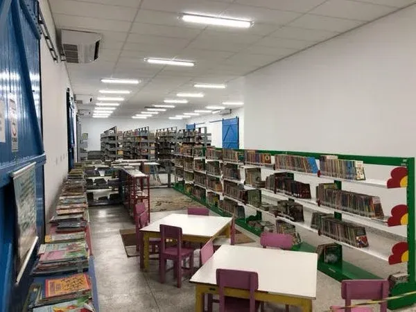 Biblioteca municipal recebe exposição e arte, de Getúlio Apolinário