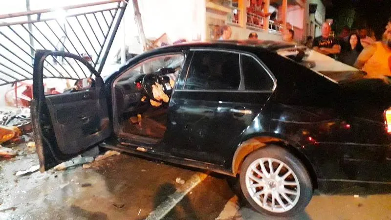 Vídeo: motorista embriagado colide automóvel contra motocicletas estacionadas e lanchonete lotada em Colatina