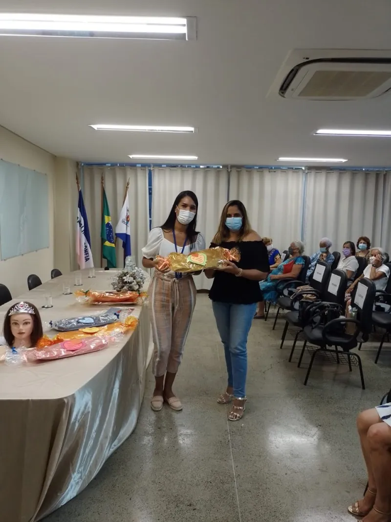 Perucas confeccionadas por internas do presídio de Colatina são doadas para crianças com câncer