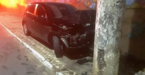 Motorista com sinais de embriaguez bate carro em poste, em Colatina
