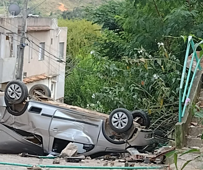 Vídeo: motorista perde controle da direção e carro cai de escadaria entre os bairros São Marcos e Novo Horizonte, em Colatina