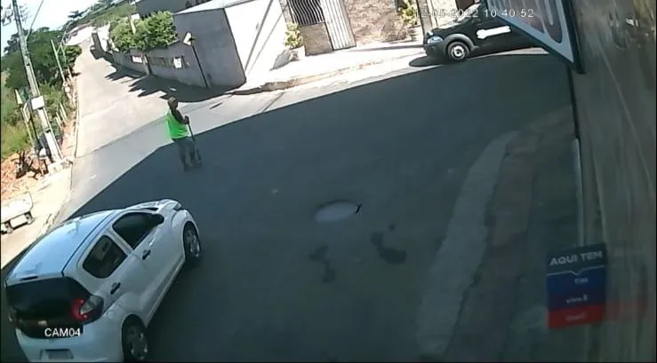 Vídeo: homem é atropelado por carro enquanto atravessava rua no bairro Santo Antônio, em Colatina
