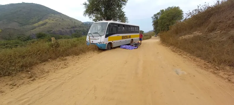 Professora colide contra ônibus e morre a caminho da escola em Baixo Guandu