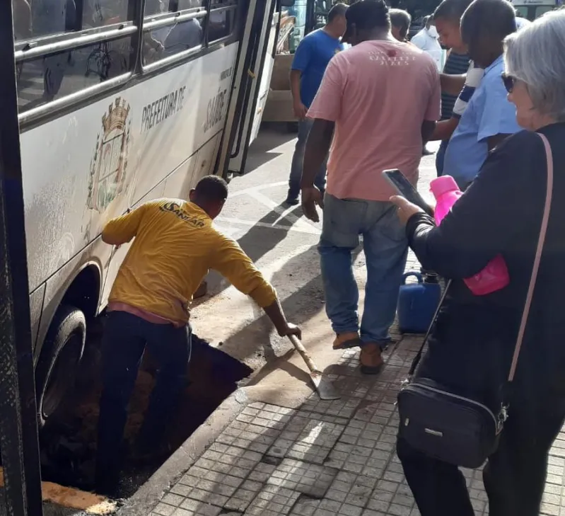 Vídeo: buraco se abre no centro de Colatina e “engole” roda de ônibus que é retirado com ajuda de escavadeira