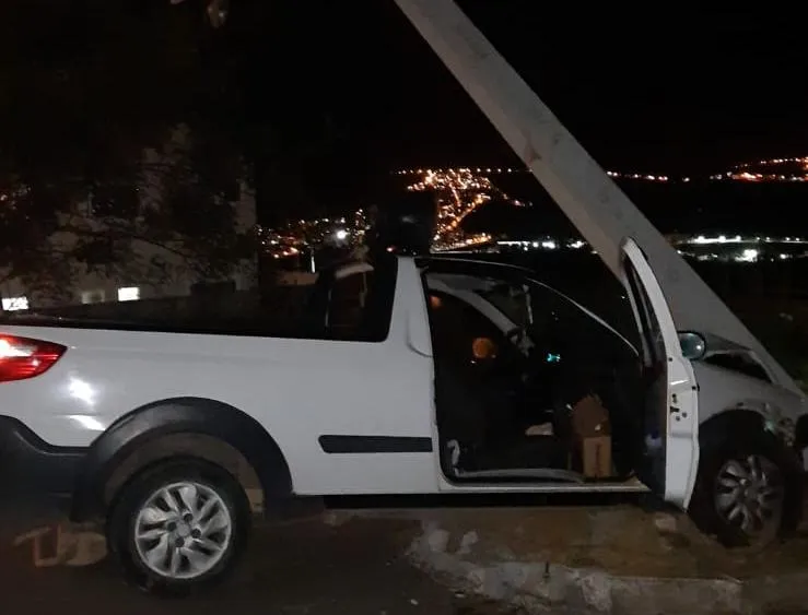 Vídeo: motorista alcoolizado bate contra poste e deixa bairro sem energia em Colatina